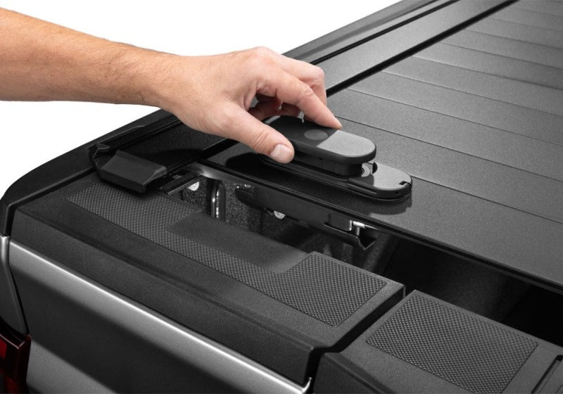 RealTruck 04-24 Nissan Titan CC 5.5ft Bed (w or w/o Utilitrack) RetraxPRO EZ-Off FRC-4000