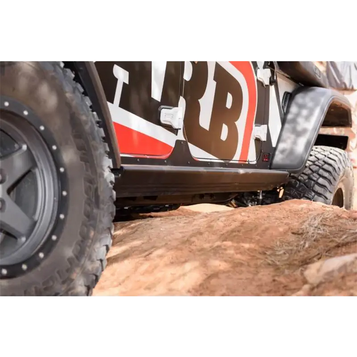 Close up of ARB R/T/Rail Suits Jl 4 Door Jeep Wrangler rock slider on rocks