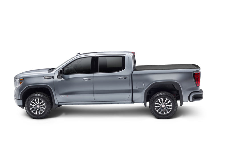 2020 toyota tundra pickup truck with bak revolver x4s bed cover