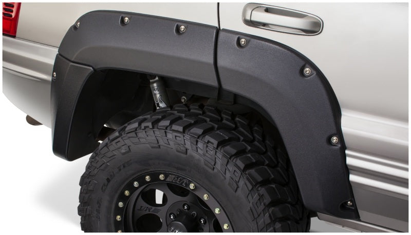 Black fender flare cover on jeep grand cherokee truck