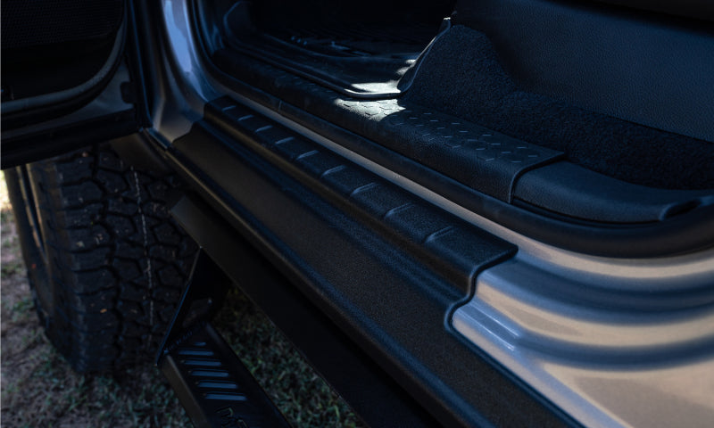 Close up of black handle on jeep wrangler jl trail armor rocker panel cover