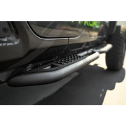 DV8 Offroad 18-23 Jeep Wrangler JL 4 Door Body/Pinch Weld Mounted Step - Close up of vehicle side steps