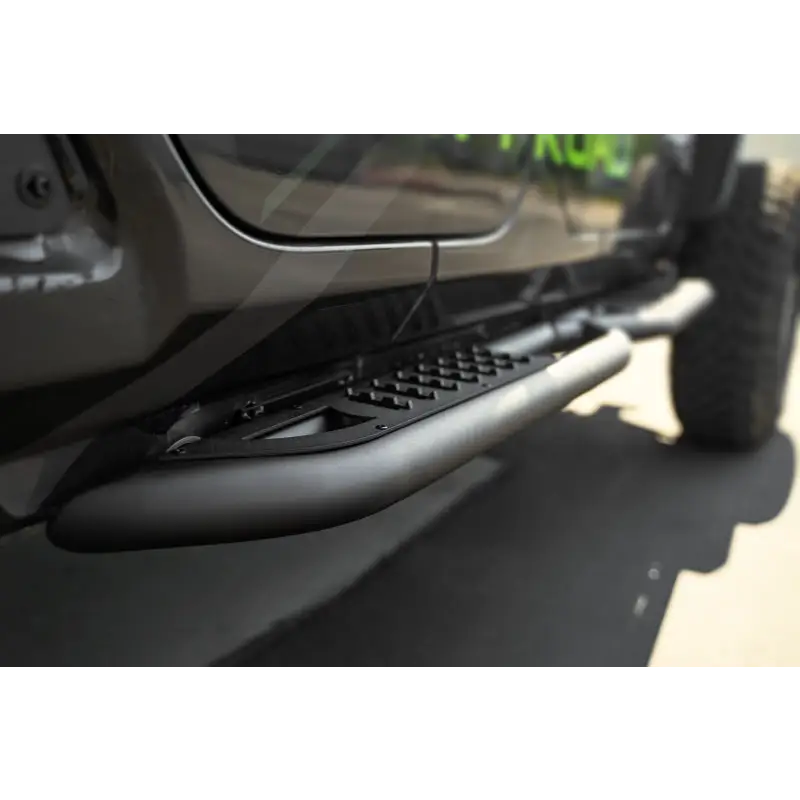 DV8 Offroad 18-23 Jeep Wrangler JL 4 Door Body/Pinch Weld Mounted Step - Close up of vehicle side steps