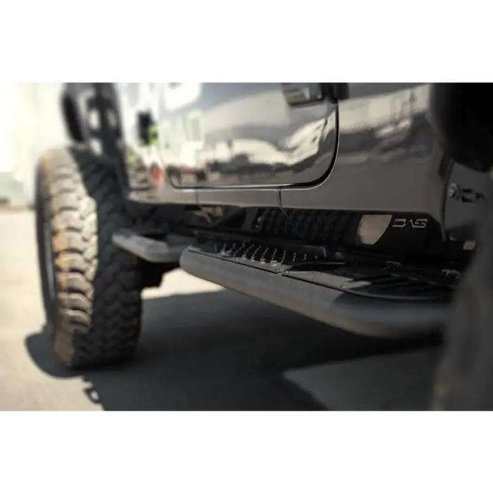 Close up of front bumper bar on Jeep Wrangler JL 4 Door Body/Pinch Weld Mounted Step
