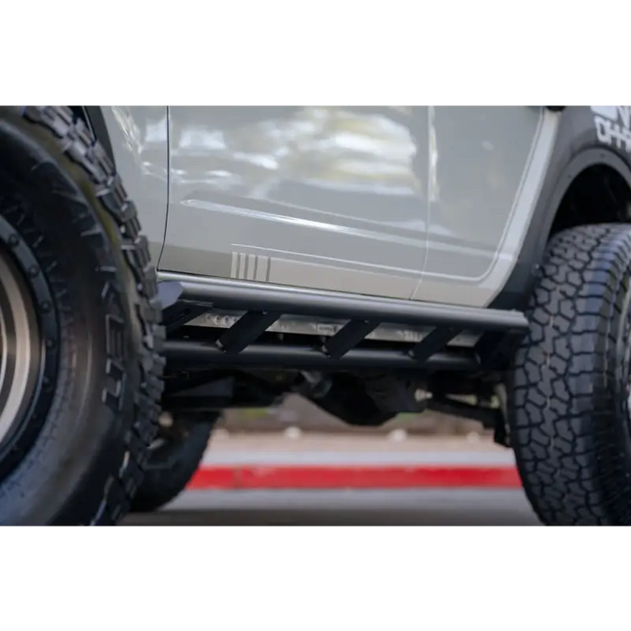 Silver Jeep front bumper and bumper bar close up on DV8 Offroad FS-15 Series Rock Sliders