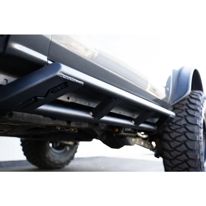 Close up of front bumper bar on DV8 Offroad 21-23 Ford Bronco FS-15 Series rock sliders.