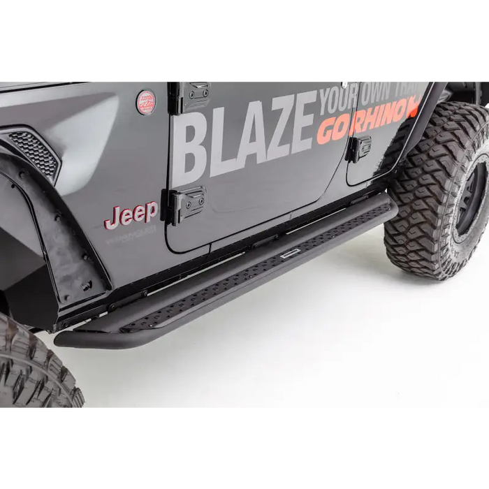 18-20 Jeep Wrangler JLU Dominator Extreme DSS SideSteps Kit - black bumper, red lettering