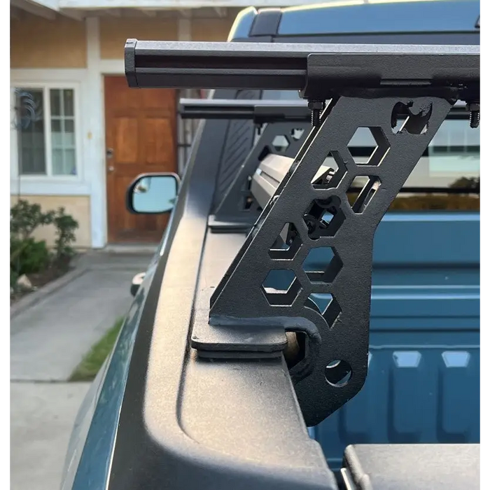 Cross bars kit with gun on car roof - Go Rhino product.