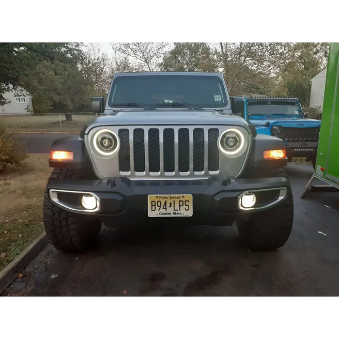 Oracle Oculus Bi-LED Projector Headlights for Jeep JL/Gladiator JT - Matte Black - 5500K, featuring a jeep with front bumper light.