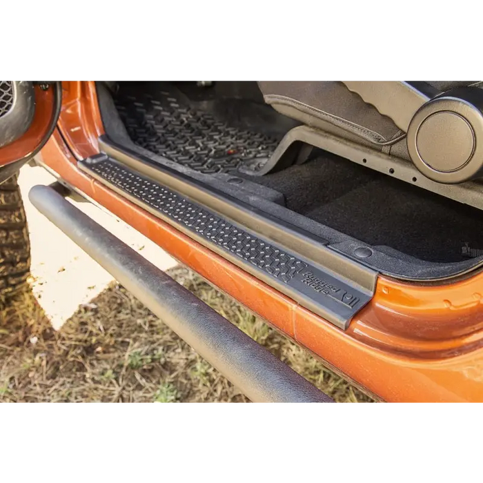 Rugged Ridge Jeep Wrangler JK 2-Door All Terrain Entry Guard Kit - Rubber front bumper显示。