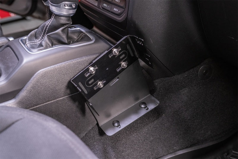 Interior of a car with car key in rugged ridge 18-22 jeep wrangler/gladiator race radio mount